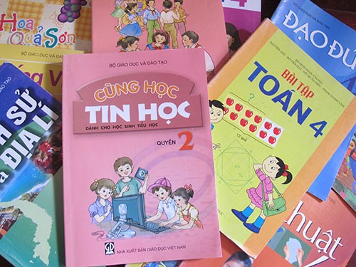 Textbooks and school supplies for the new school year - ảnh 1